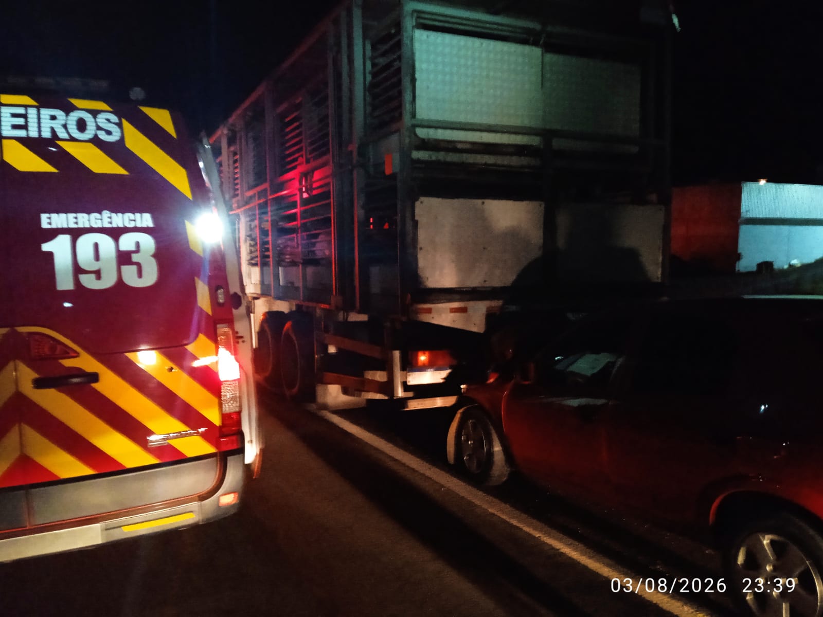 Jovem fica ferido após carro atingir traseira de caminhão na BR-282, em Catanduvas
