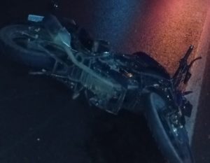 Mulher morre em acidente entre caminhão e motocicleta na BR-282