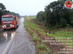 Motorista é socorrido após saída de pista na rodovia SC-355