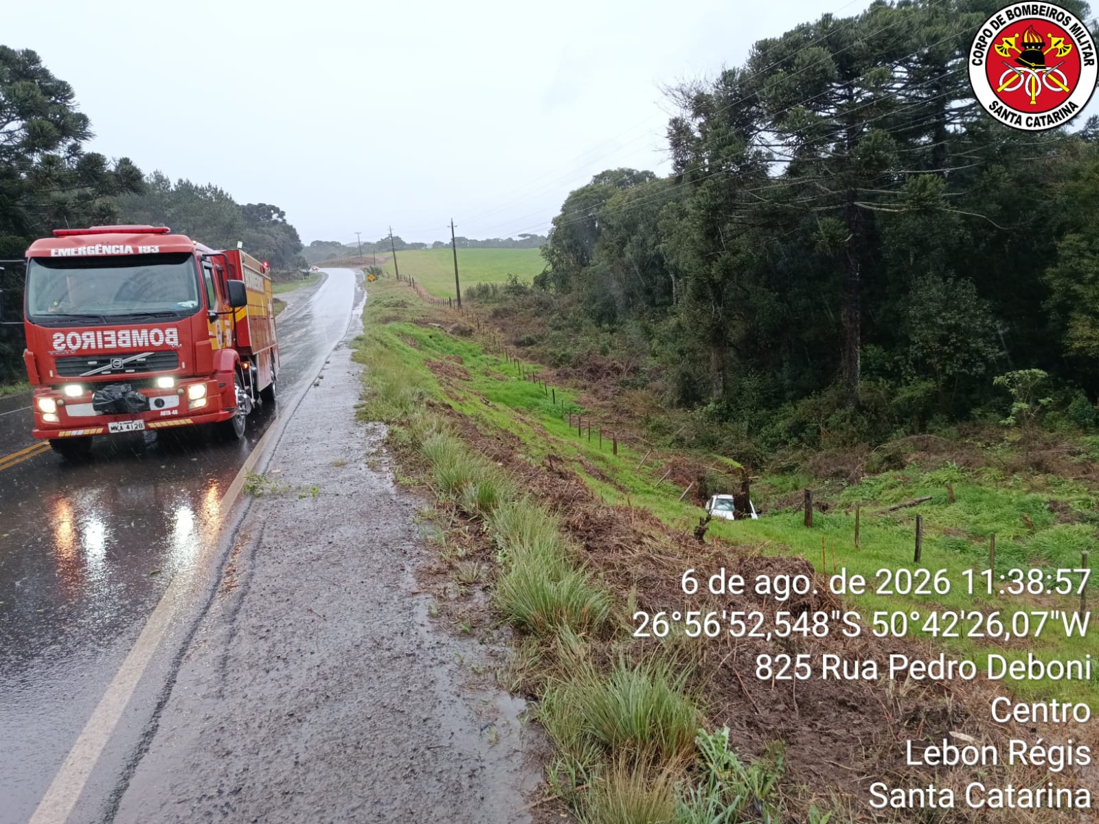 Motorista é socorrido após saída de pista na rodovia SC-355