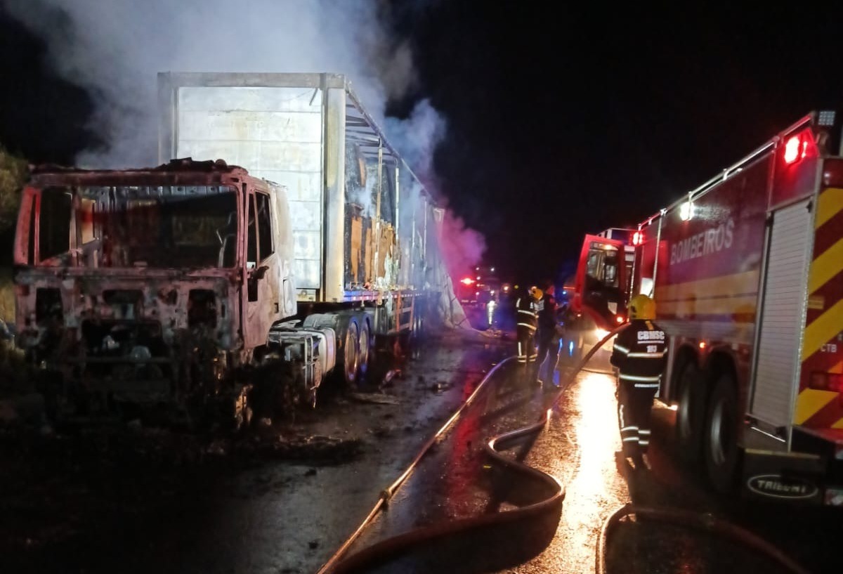 Carreta com placas de Irani é destruída por incêndio na SC-120 em Lebon Régis