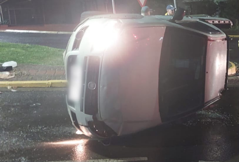 Veículo capota durante a madrugada em Videira e motorista não é localizado