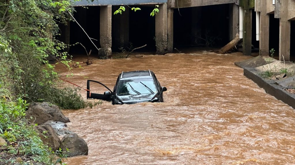 Veículo cai no Rio do Tigre, em Joaçaba, e motorista é resgatada pelos Bombeiros