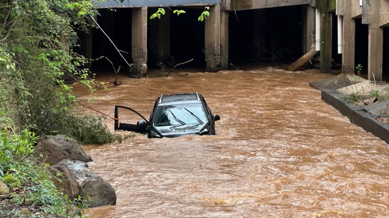 Veículo cai no Rio do Tigre, em Joaçaba, e motorista é resgatada pelos Bombeiros