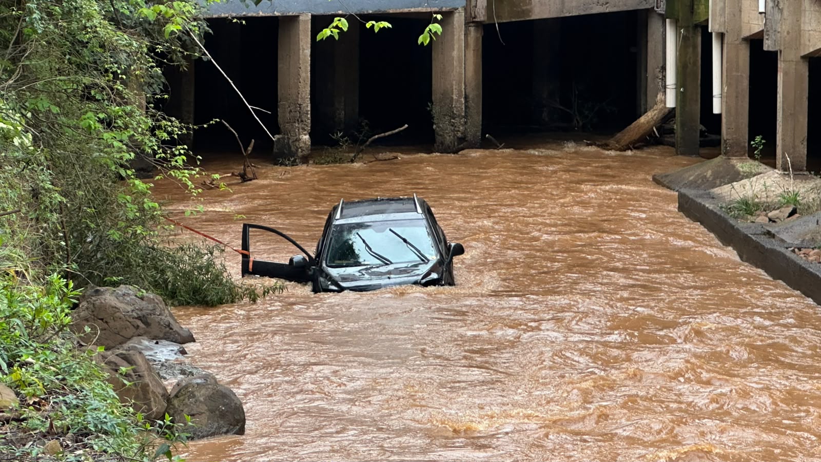 Veículo cai no Rio do Tigre, em Joaçaba, e motorista é resgatada pelos Bombeiros