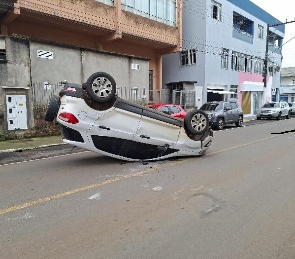 Mulher fica ferida após veículo capotar e atingir carros estacionados em Campos Novos