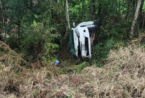 Motorista é socorrido após saída de pista e colisão contra árvore na SC-355