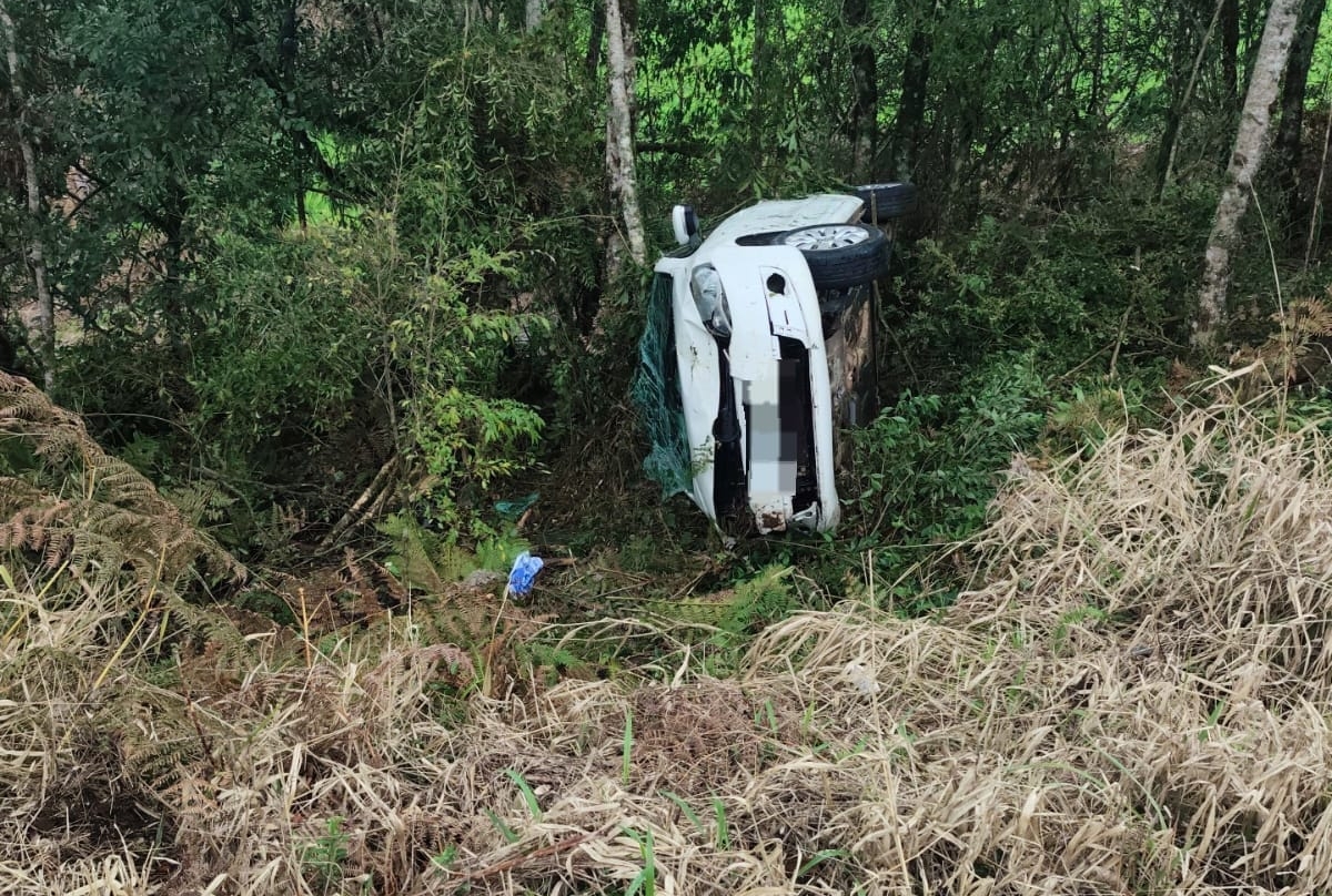 Motorista é socorrido após saída de pista e colisão contra árvore na SC-355