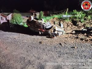 Carro capota em trecho de obras na SC-451 e deixa três pessoas feridas em Fraiburgo
