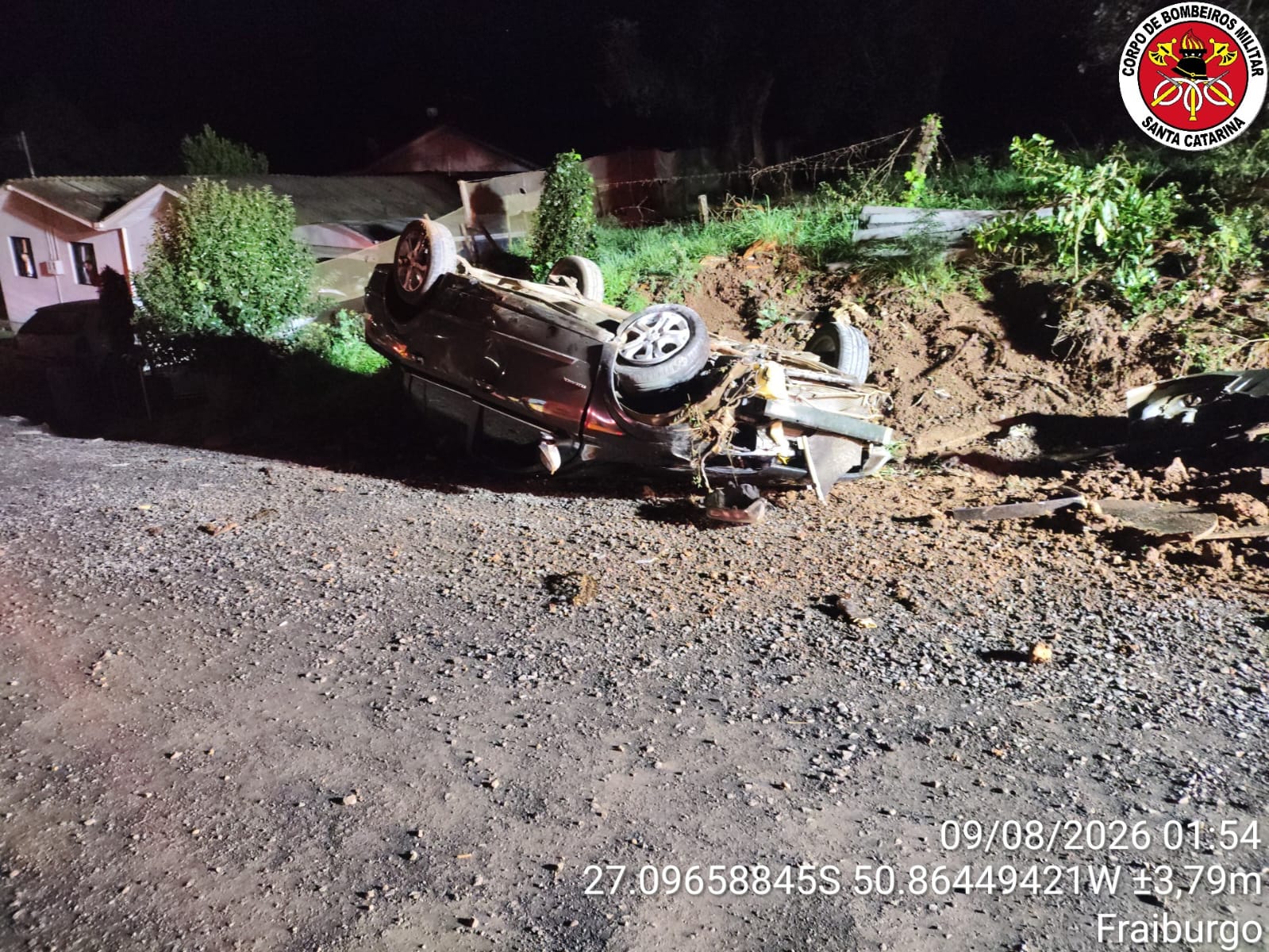 Carro capota em trecho de obras na SC-451 e deixa três pessoas feridas em Fraiburgo