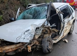 Acidente entre carreta e carro deixa uma criança morta em Curitibanos