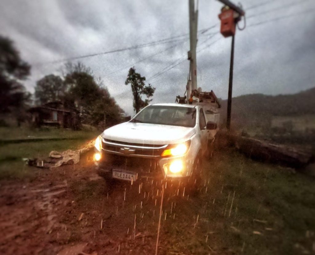 Celesc alerta para riscos durante temporais e reforça orientações de segurança à população catarinense