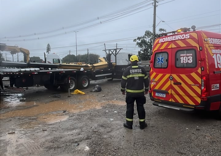 Homem sofre acidente de trabalho com guindaste e é socorrido pelo Arcanjo em Florianópolis
