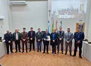 Jornalista Alan Santos é homenageado na Câmara de Videira