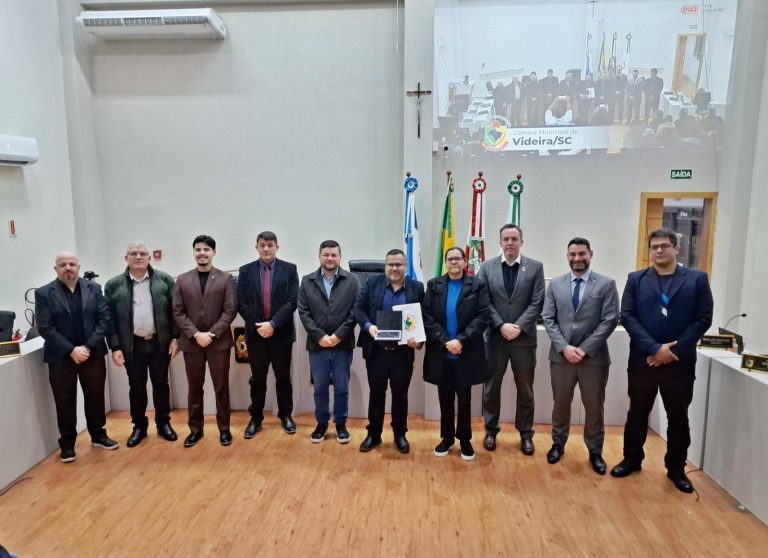 Jornalista Alan Santos é homenageado na Câmara de Videira
