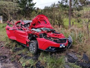 Colisão entre carro e ônibus deixa feridos na SC-350, em Lebon Régis