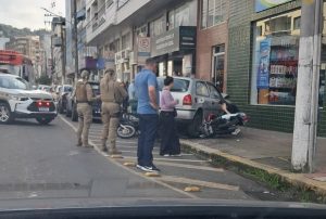 Motorista passa “cortando giro”, invade calçada, atinge motos e é detido pela PM no centro de Joaçaba