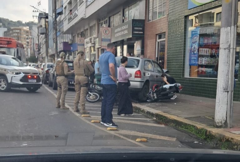 Motorista invade calçada e atinge motos em Joaçaba
