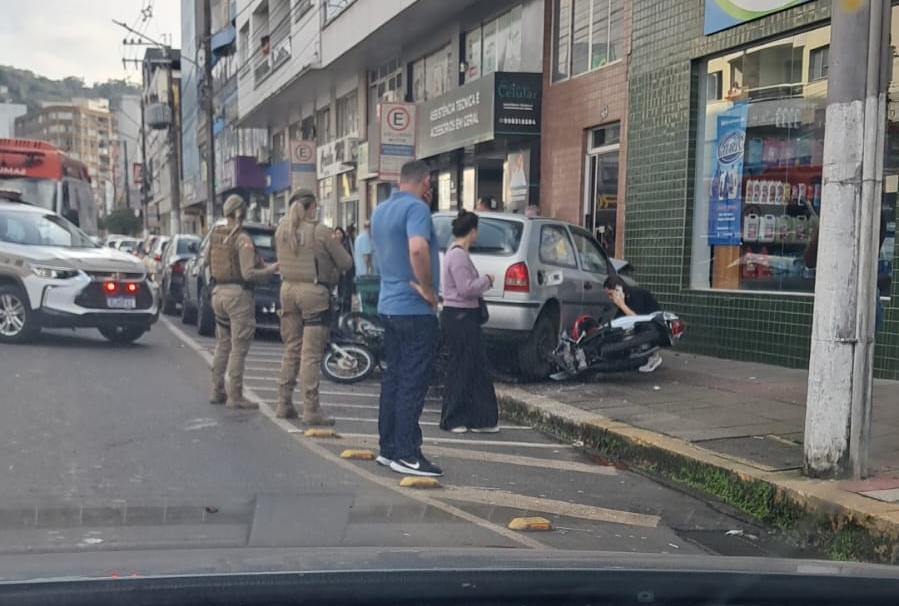 Motorista passa “cortando giro”, invade calçada, atinge motos e é detido pela PM no centro de Joaçaba