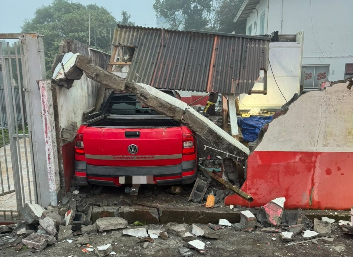 Motorista fica ferido após invadir residência e ficar preso sob telhado em Campos Novos