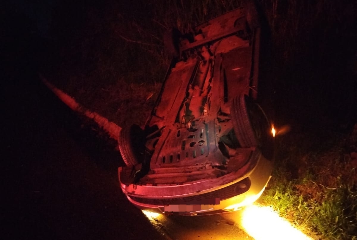 Carro colide em barranco e capota na BR-282, em Maravilha