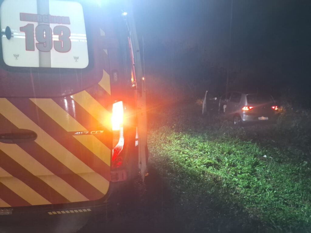 Carro sai da pista e deixa passageira em crise nervosa na BR-280