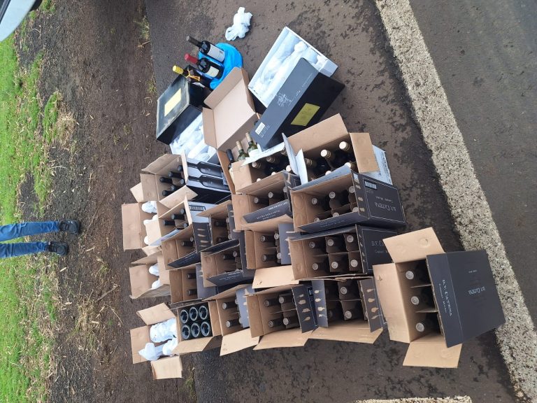 PMRv apreende cerca de 135 garrafas de bebidas argentinas em abordagem na SC-160