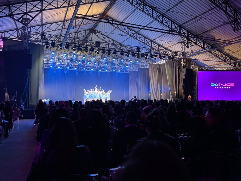 Primeira noite do 33º Dance Joaçaba reúne dança, talento e emoção no Centro de Eventos Dario Bortoluzzi