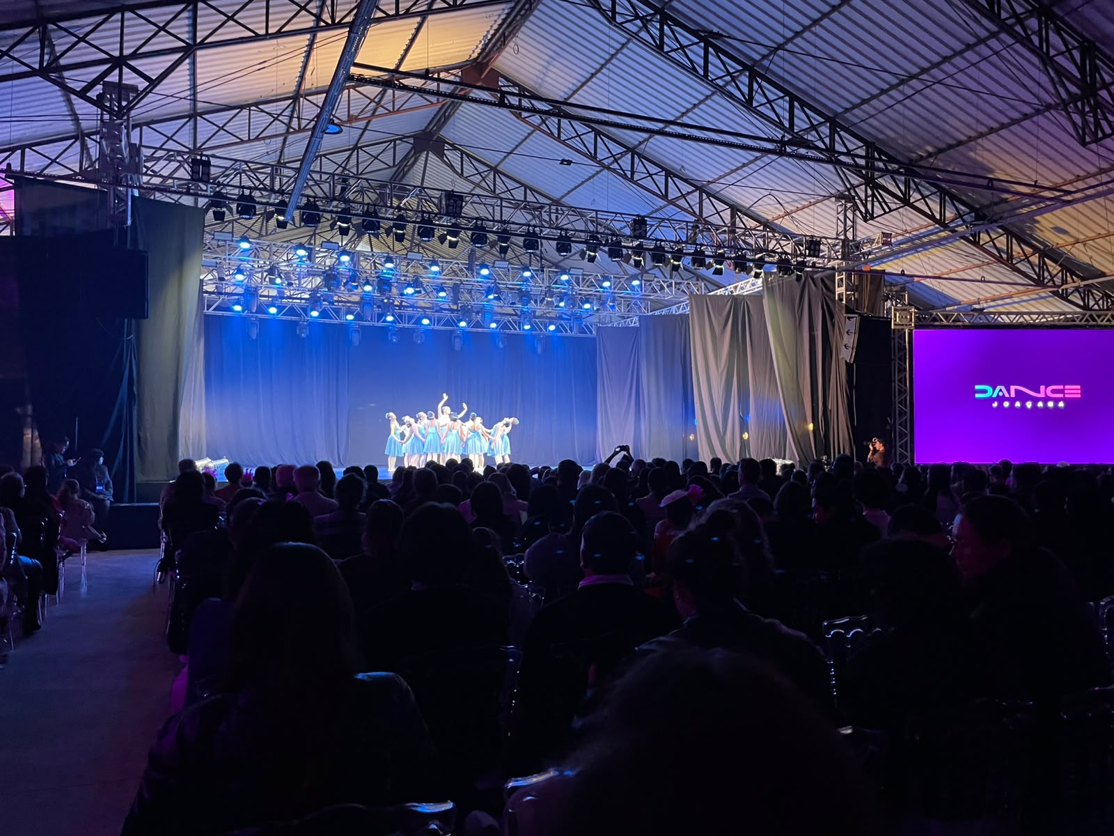Primeira noite do 33º Dance Joaçaba reúne dança, talento e emoção no Centro de Eventos Dario Bortoluzzi
