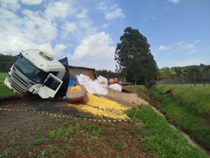 Grave colisão entre carro e caminhão deixa mulher ferida na PR-158