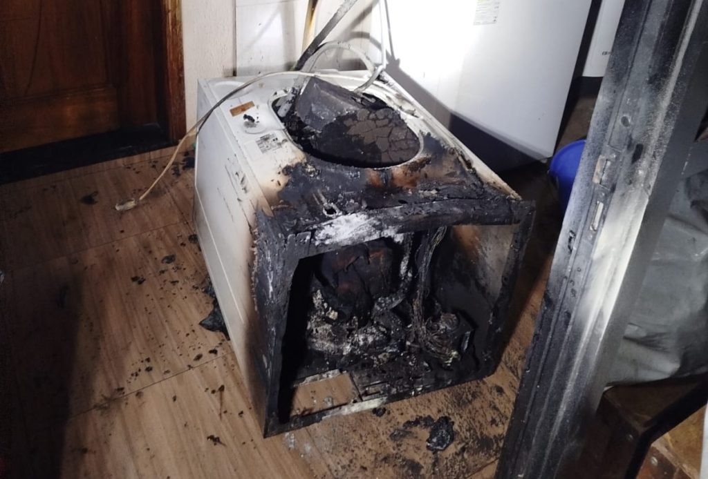 Ação rápida de vizinho com extintor evita que incêndio destrua residência em SC