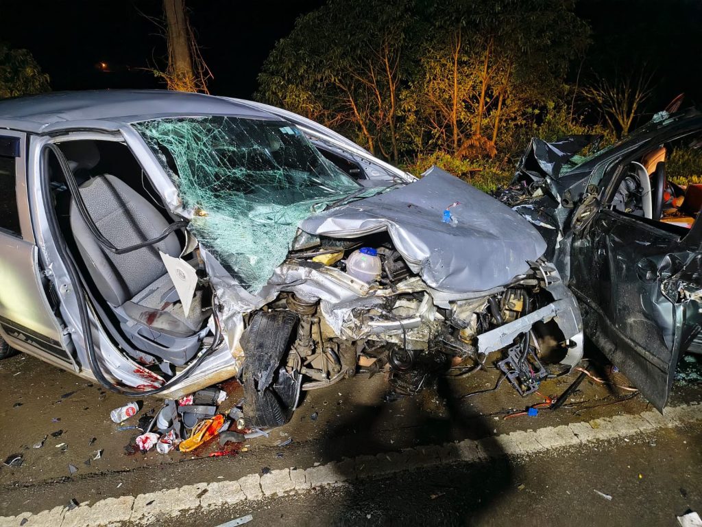 Colisão frontal entre dois carros deixa seis vítimas na SC-355, em Videira
