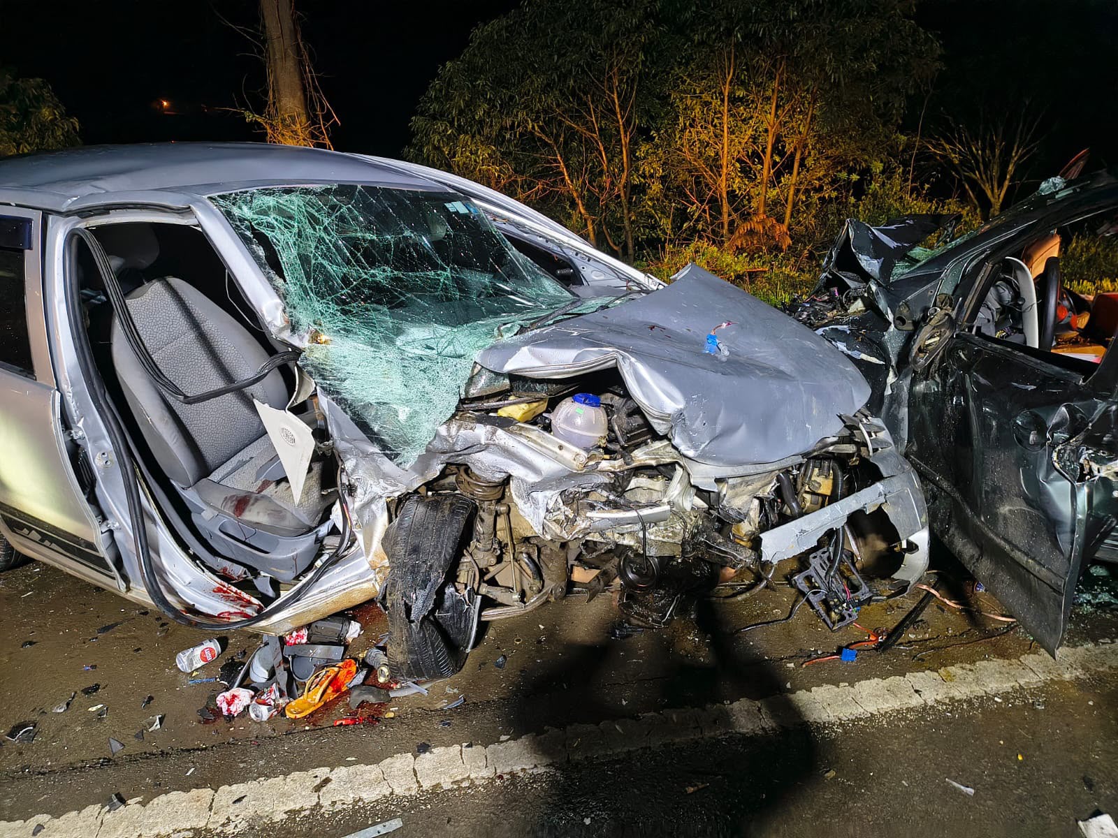 Colisão frontal entre dois carros deixa seis vítimas na SC-355, em Videira