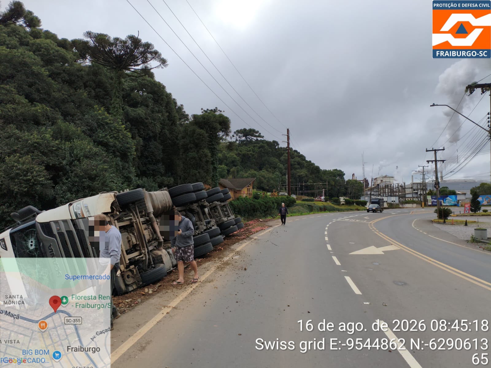 Carreta carregada de papel tomba na SC-355 em Fraiburgo