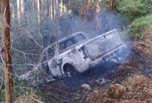 Caminhonete é tomada pelas chamas em estrada do Meio-Oeste