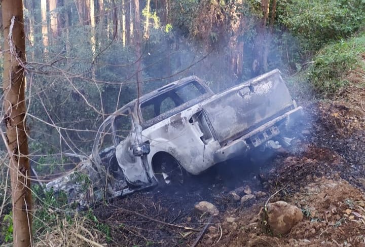 Caminhonete é tomada pelas chamas em estrada do Meio-Oeste