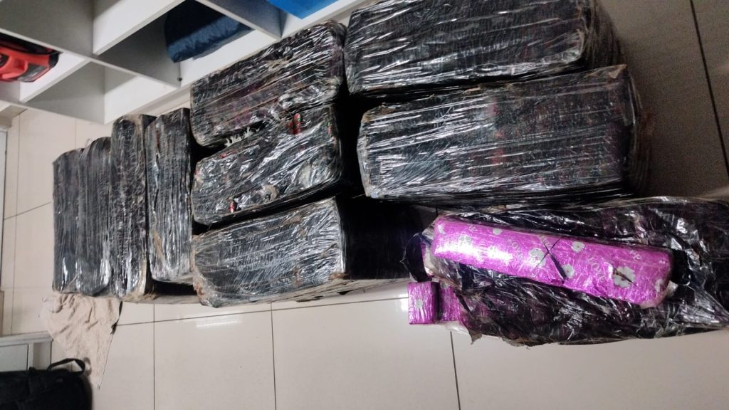 Motorista foge da PRF, colide contra viatura e é preso com mais de 200 kg de maconha em Joaçaba