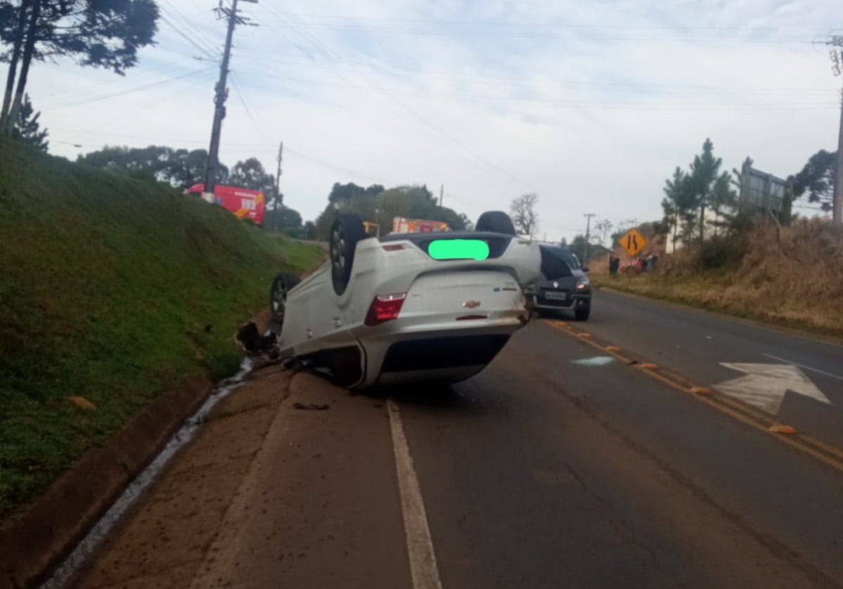 Jovem fica ferido após carro sair da pista e capotar em Rio das Antas