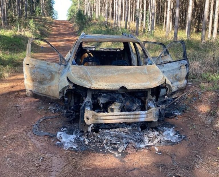 Caminhonete com registro de furto/roubo é encontrada completamente queimada em Campos Novos