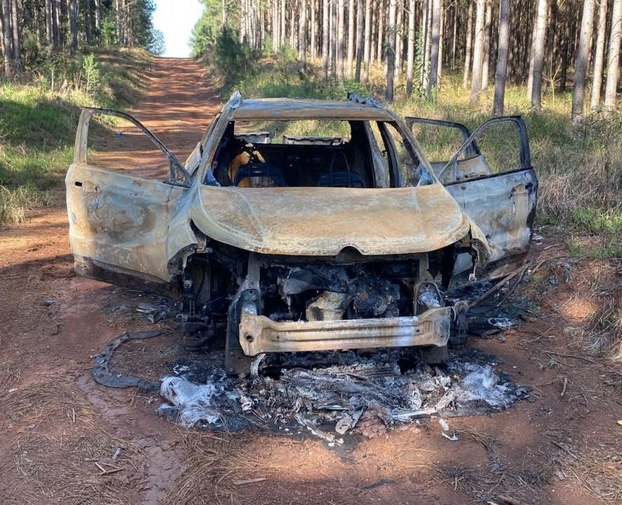Caminhonete com registro de furto/roubo é encontrada completamente queimada em Campos Novos