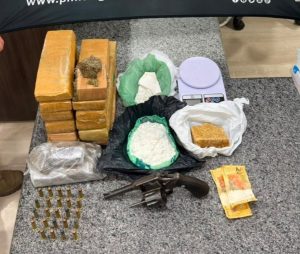 Homem é preso com mais de 14 kg de drogas, arma e munições em Campos Novos