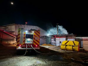 Incêndio atinge estufa de madeira em empresa de Santa Cecília