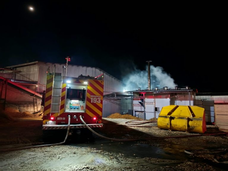 Incêndio atinge estufa de madeira em empresa de Santa Cecília