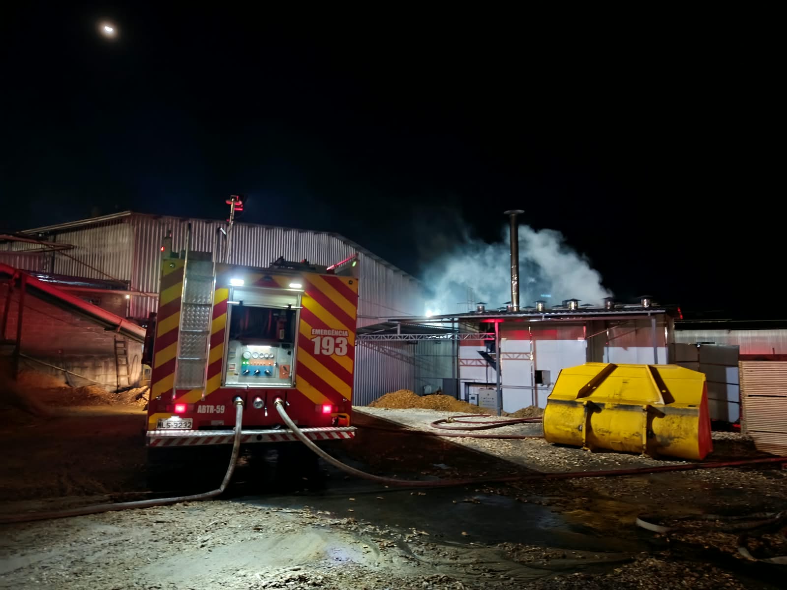 Incêndio atinge estufa de madeira em empresa de Santa Cecília