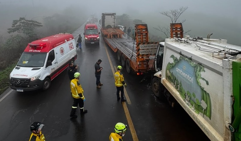 Batida entre caminhões deixa feridos no Oeste