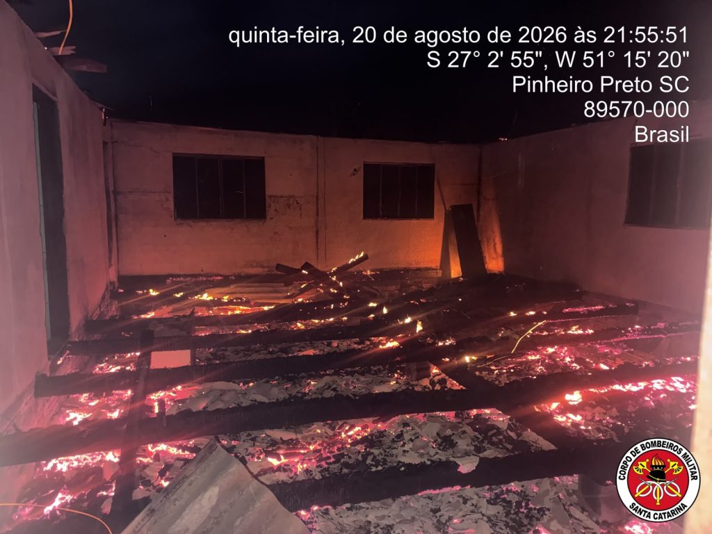Casa é destruída por incêndio no interior de Pinheiro Preto