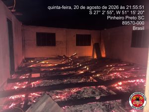 Casa é destruída por incêndio no interior de Pinheiro Preto