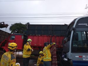 Ônibus com trabalhadores bate em caminhão e deixa 23 pessoas feridas no Oeste