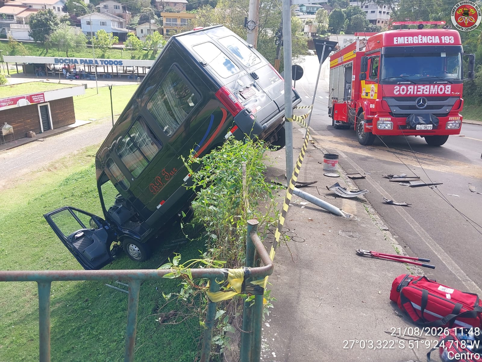 Colisão lateral entre van e carro mobiliza socorristas no centro de Videira