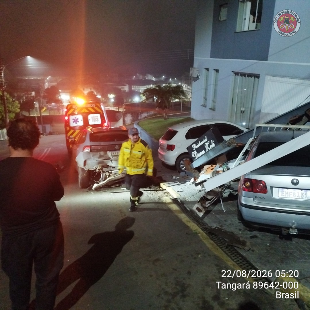 Carro sai da pista e bate em muro veículo estacionado em Tangará